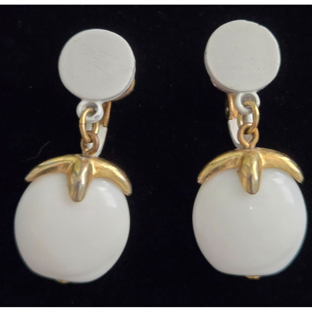 Vintage Crown Trifari White Enamel And Goldtone Clipon Earrings 26$